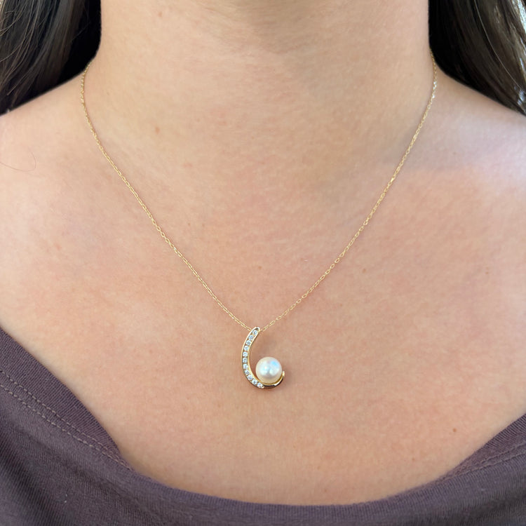 Curved Diamond & Pearl Necklace